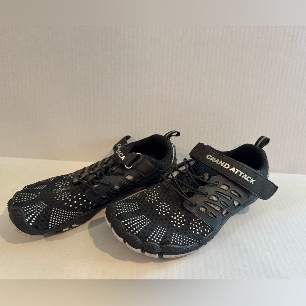Men's Black grand attack barefoot/Water Shoes size 7